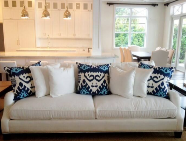 Sofa Berwarna Putih dengan Bantal Motif Rayuan Laut